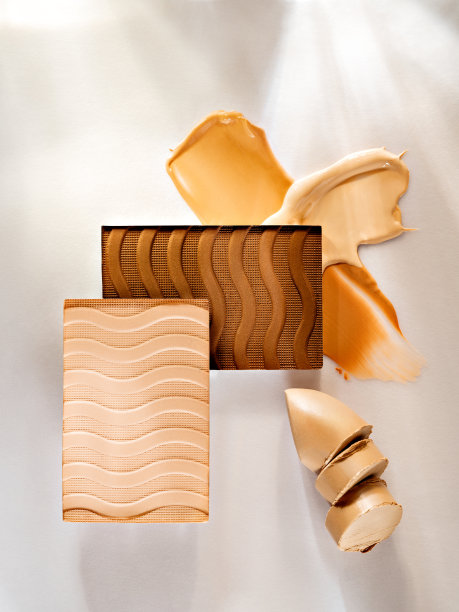 光影柔和的静物美妆产品。构成模糊和分散的化妆纹理。特写化妆产品的化妆师。图片下载