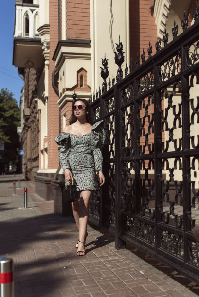 年轻女子走在夏天的城市图片下载