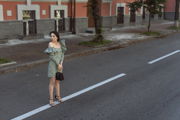 年轻女子走在夏天的城市图片下载