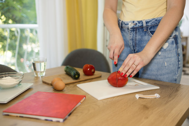 一个面目全非的女人切菜时受伤的镜头图片下载