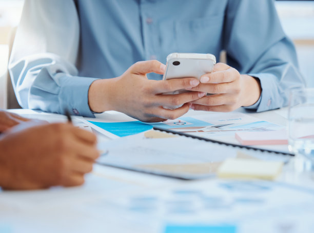 商务会议，电话和市场调查，同时使用移动应用程序或社交媒体进行在线广告。手数据分析团队规划策略、愿景和创新用文档图片下载