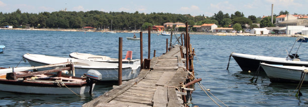 码头上的渔船图片下载