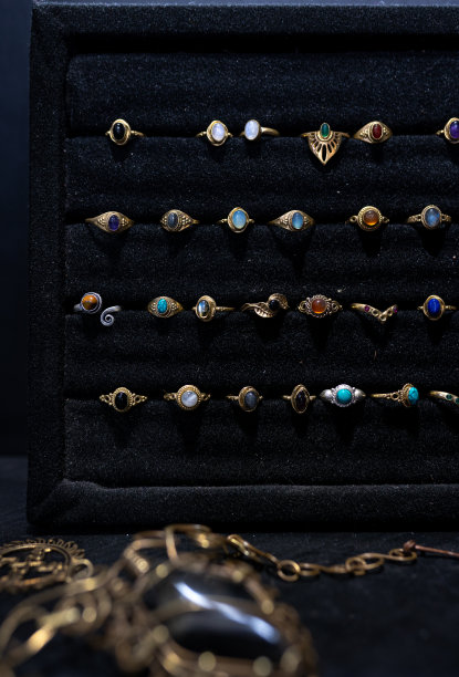 一组五颜六色的戒指正在珠宝店展出图片下载