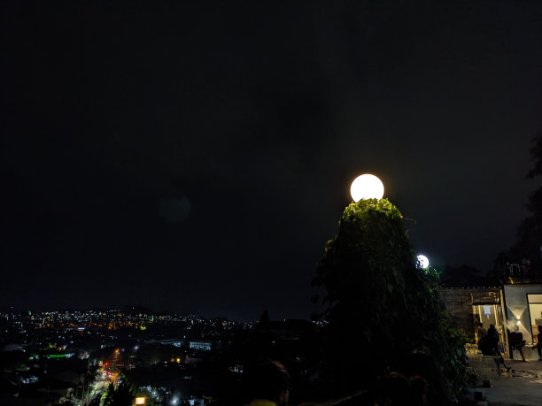 中爪哇三宝垄城市灯光的夜景。图片下载