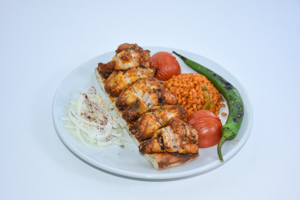 鸡翅配肉饭、烤番茄和辣椒图片下载