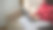 一位亚洲女性坐在沙发上用笔记本电脑做她的工作。裁剪图片下载