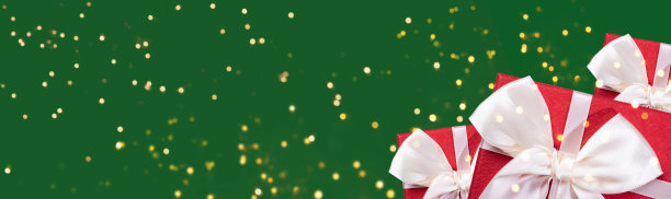 圣诞节或新年绿色背景。顶视图上的红色礼盒和火花散焦。图片下载