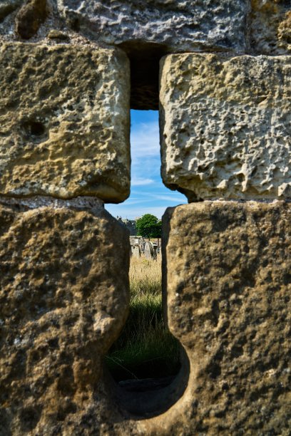 从圣安德鲁斯公墓墙上的洞往外看图片下载