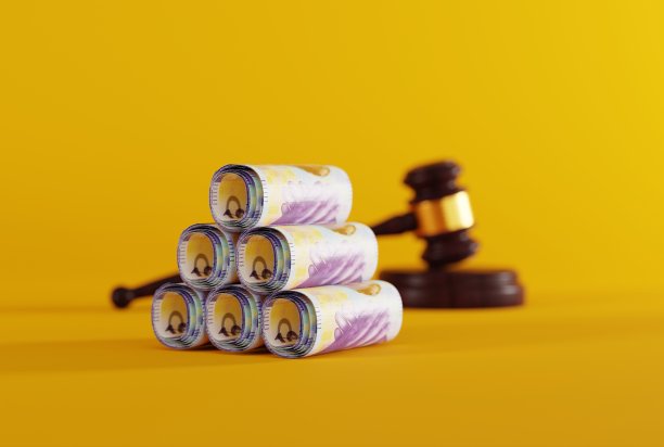 法官的木槌在明亮的背景和一叠钞票上。图片下载