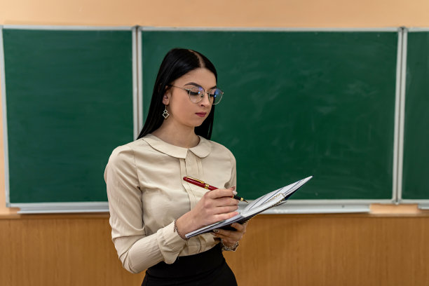 用粉笔画的女教师肖像，靠近绿色的黑板背景图片下载