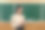 用粉笔画的女教师肖像，靠近绿色的黑板背景图片下载