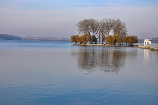 美丽的湖泊和岛屿，深秋的树木，乌克兰Ternopil的堤岸上的忧郁。图片下载