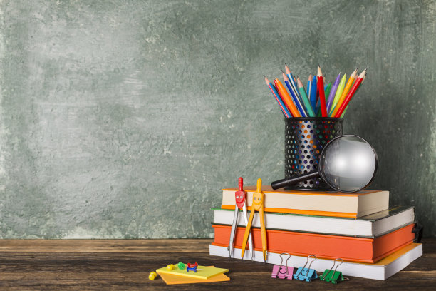 学校董事会的背景上有一堆书和文具图片下载