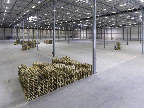 现代仓库，工人处理工业产品图片下载