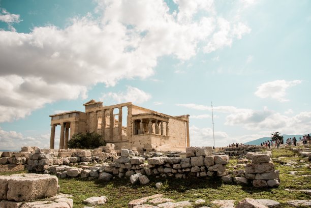 在多云的天空下，雅典埃瑞克提翁希腊神庙的美丽照片图片下载