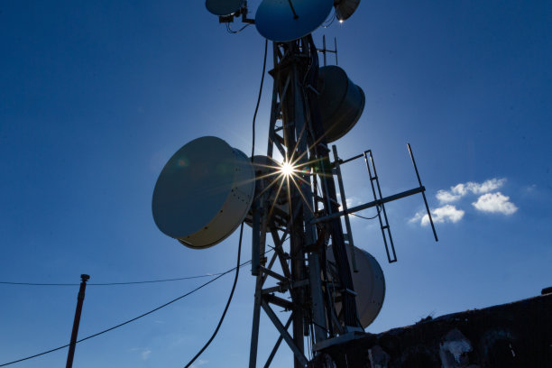 克罗地亚一个阳光灿烂的日子里，卫星天线上有太阳之星图片下载