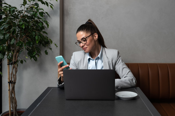 年轻的女商人、自由职业者、金融专家利用她的午餐和咖啡休息时间与他满意的客户在笔记本电脑上视频通话谈论工作。商务洽谈办公室团队图片下载