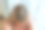 特写的女人的头与松散的金发生长回灰色的发根图片下载