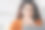 皱着眉头戴着耳塞的西班牙女商人在笔记本电脑前工作，解决工作难题图片下载