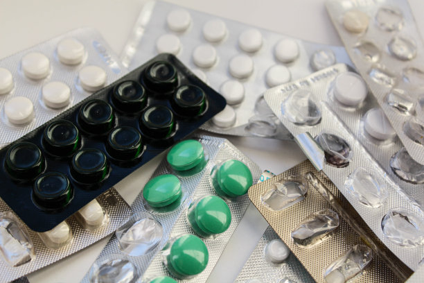 白色背景的药片。图片下载