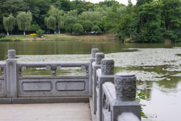 湖边的石栏杆图片下载