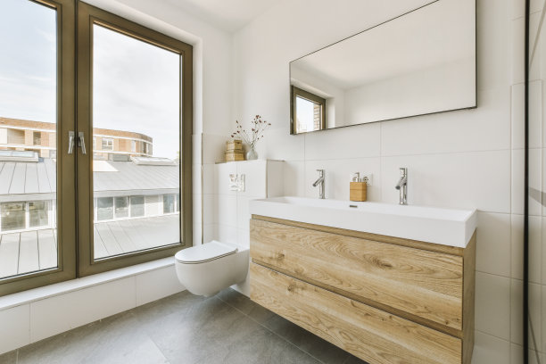 宽敞的浴室，照明良好，设备现代化图片下载