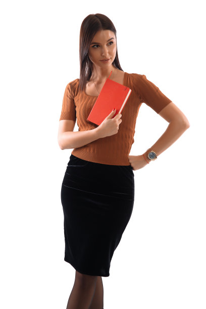 美丽的女人拿着她的剪贴簿站在白色的背景前图片下载