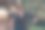 一个诡异的戴着帽子的稻草人在树旁的镜头图片下载