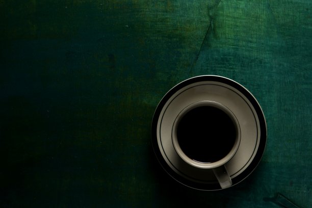 一杯绿色背景的咖啡图片下载