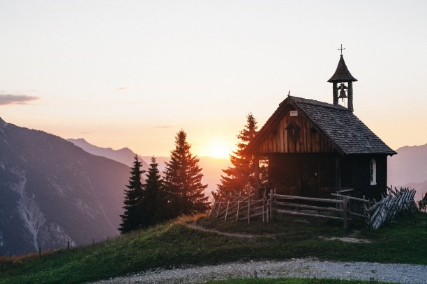 这是悬崖边一座孤零零的木制小教堂的美丽照片图片下载