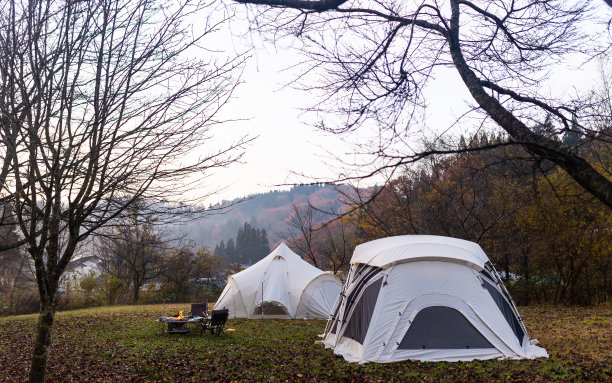 在户外的大型高端帐篷露营图片下载