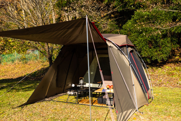 高端豪华帐篷内部烹饪和休闲区图片下载