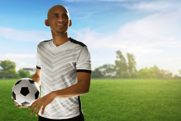 足球运动员在场上持球图片下载