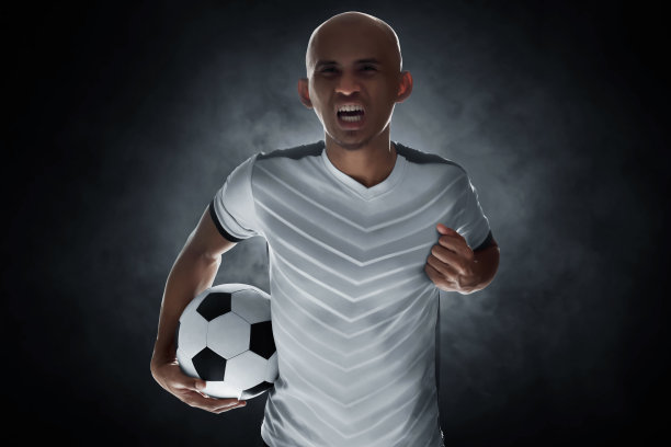 深色背景下的足球运动员图片下载