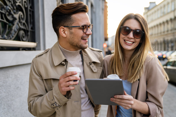 幸福微笑的夫妇在城市里玩得很开心。人旅游事业幸福理念图片下载