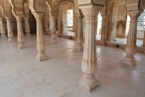 印度一座建筑物的石柱在白天的水平照片图片下载