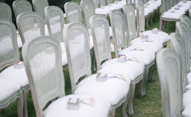 白天，公园里为婚礼客人准备的白色椅子的水平照片图片下载