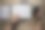 头顶上一个男人拿着他的咖啡杯，在木头表面上看书图片下载