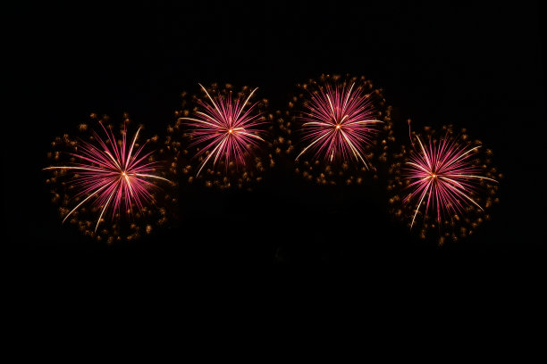 孤立在黑色天空背景。孤立的烟花准备用于装饰任何照片，海报，背景庆祝节日，圣诞节，新年和任何事件。图片下载