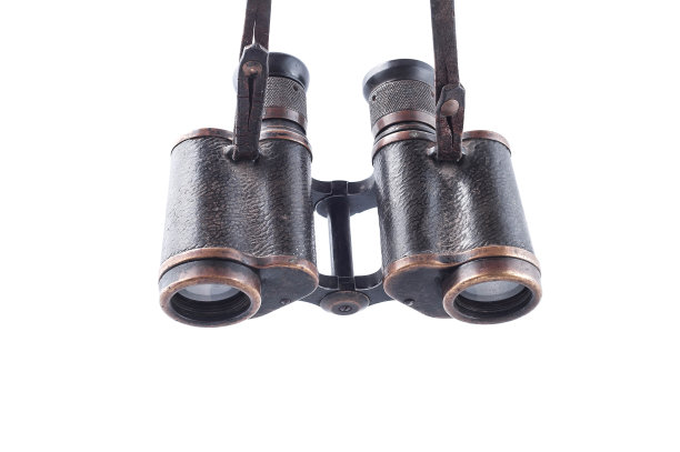 白色背景的老式双筒望远镜，隔离图片下载
