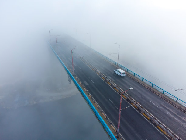 清晨雾中的阿斯帕鲁霍夫桥鸟瞰图，保加利亚瓦尔纳图片下载