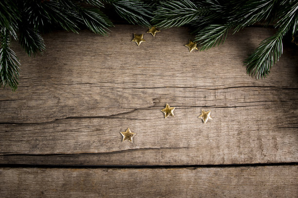 一个美丽的节日老式木桌，有一个复制空间和圣诞树树枝。平铺模型，俯视图。图片下载