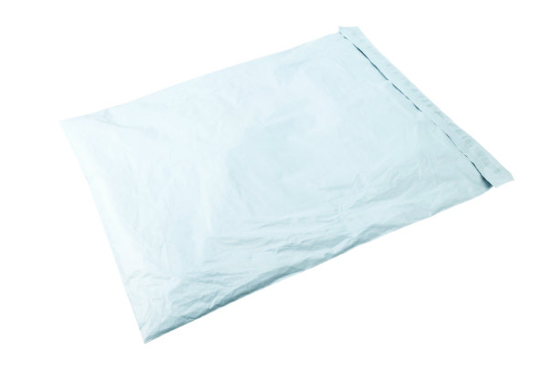 白色背景上的灰色塑料邮包。图片下载