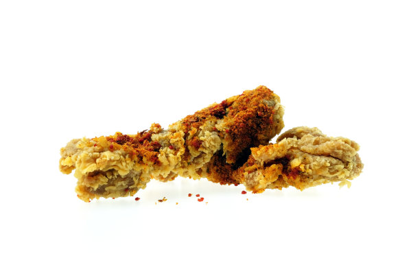 白底子上红辣椒粉炸鸡。图片下载