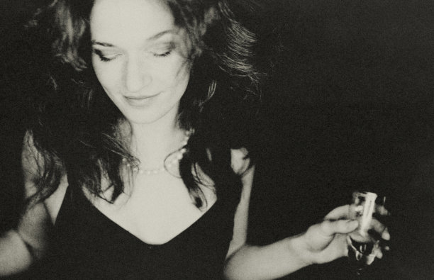 派对上的女嘉宾。图片下载