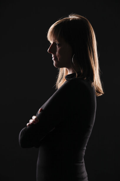 低调点燃的女人肖像图片下载