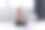 迷人的年轻女子闭着眼睛在窗前冥想图片下载