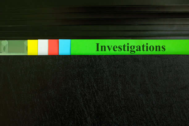 调查档案记录在黑色活页夹。犯罪、法律和事件调查概念。图片下载