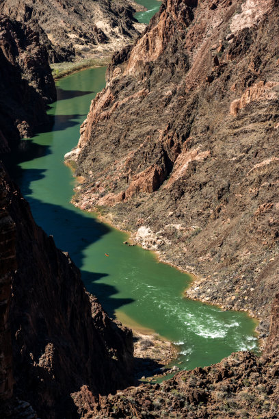 大峡谷科罗拉多河皮划艇的远景图片下载