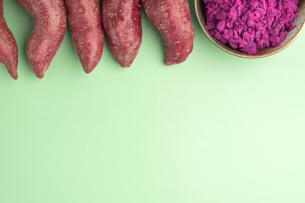 紫色的山药堆和土豆泥在绿色的背景菜图片下载